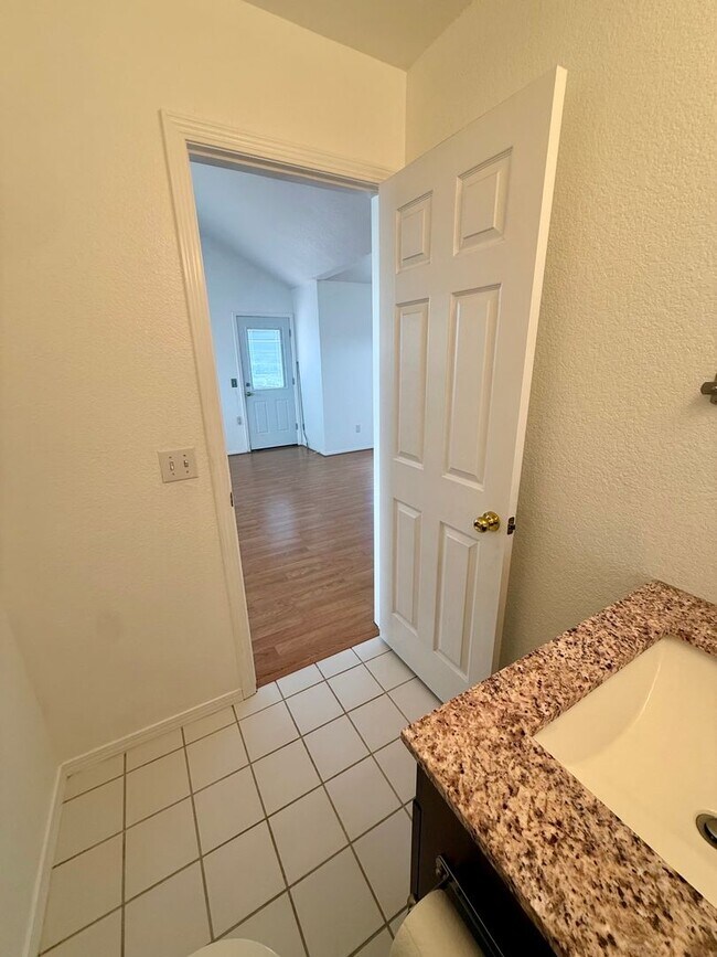 Building Photo - 537 Canyon View Dr