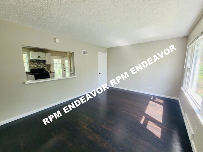 Building Photo - 3 Bed 1 Bath. Move in Ready!
