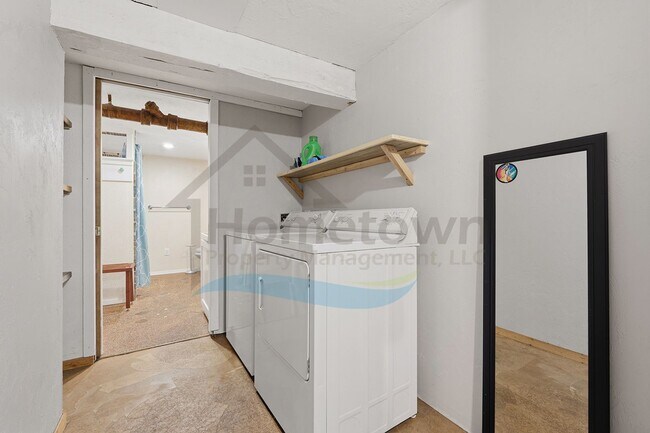 Building Photo - 1 Bedroom 1 Bath Home with Off-Street Parking Available in Midtown Coeur d'Alene!