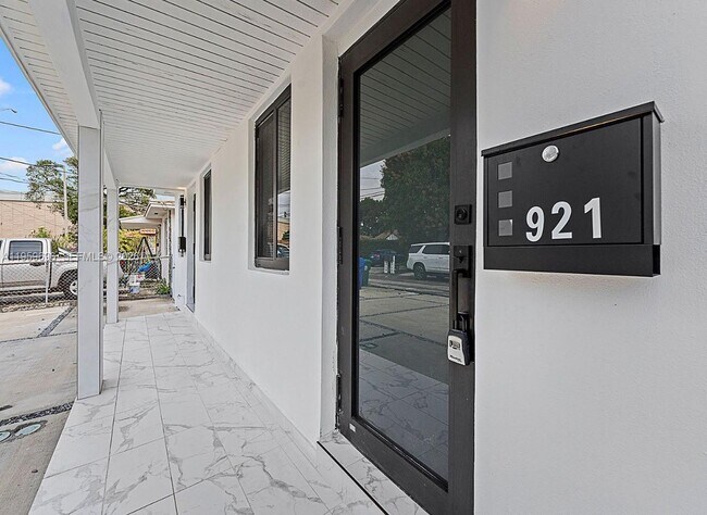 Building Photo - 921 NW 22nd Ct