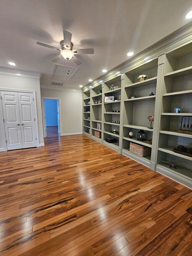 Building Photo - New Listing in Apex!