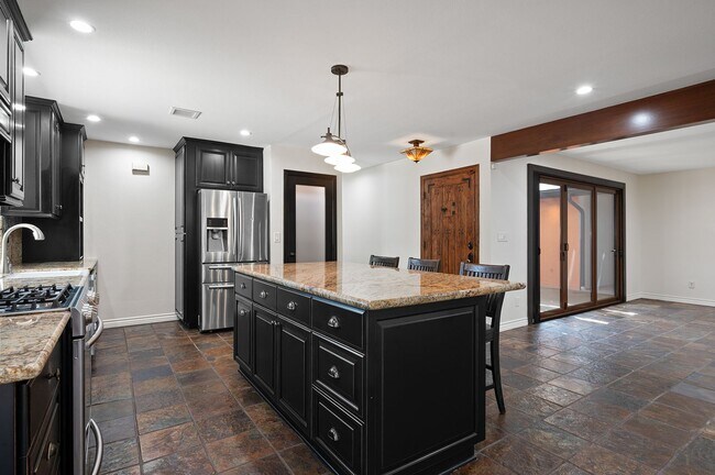 Building Photo - **724 E Cypress Ave Glendora** 4 bedroom 2 bath !!2 weeks free OAC!!