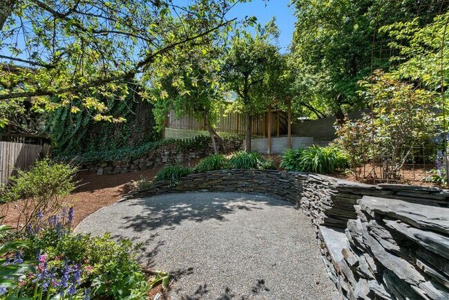 Building Photo - Charming AIR CONDITIONED Leschi Craftsman