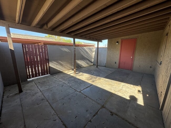 Building Photo - Maryvale 2br Townhome