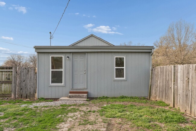 Building Photo - This cozy residence features a bright living space and well-appointed kitchen.  1st month is FREE...