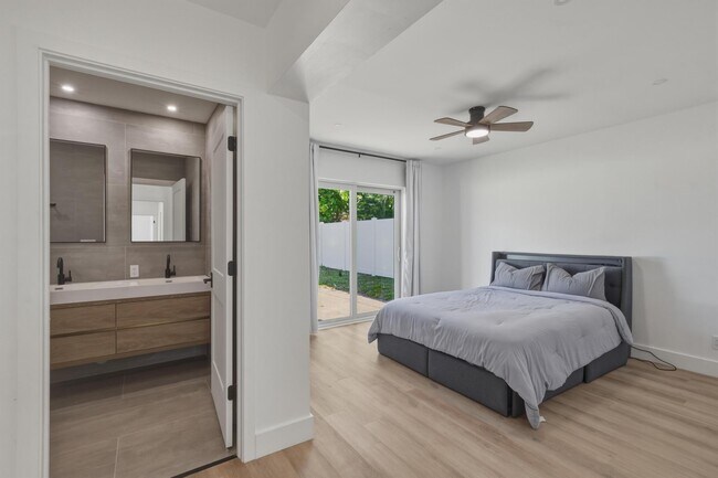 Building Photo - 461 SW 1st St