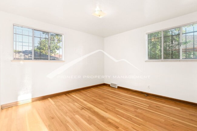 Building Photo - Spacious Duplex with Central AC and Washer...