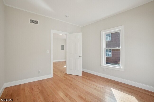 Building Photo - 19 Ashwood Ave