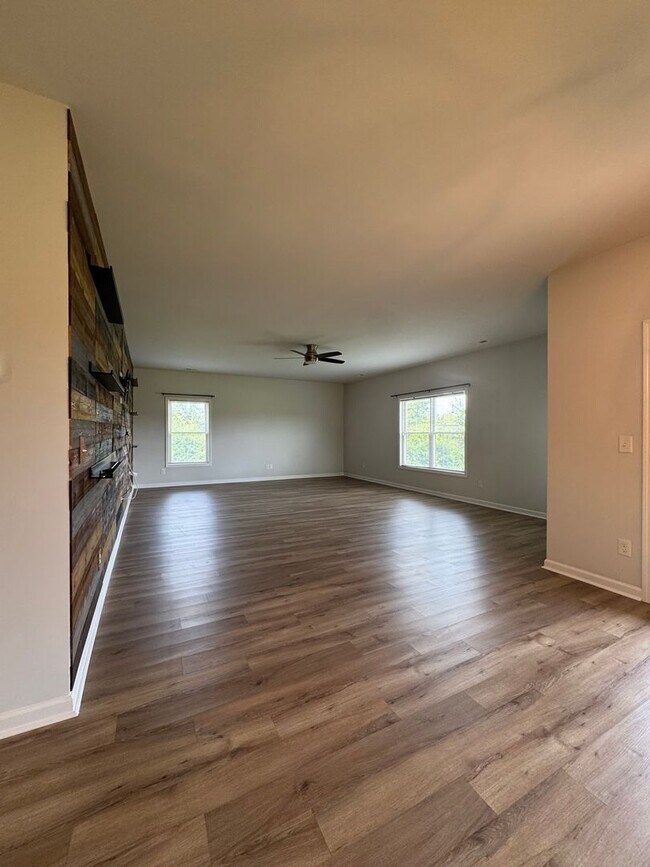 Building Photo - 203 Rye Cir