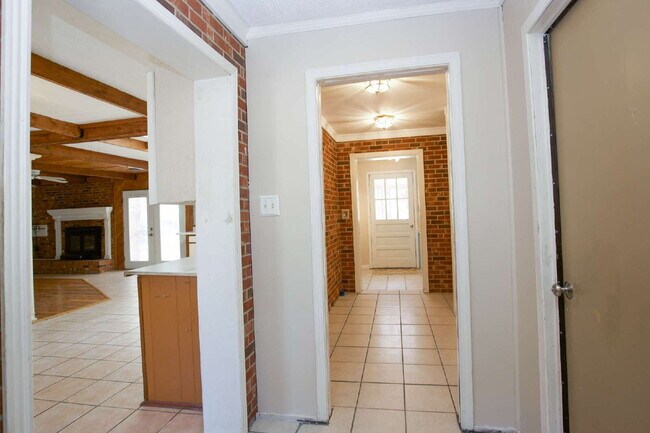 Building Photo - Retro Ranch only minutes from downtown Sou...