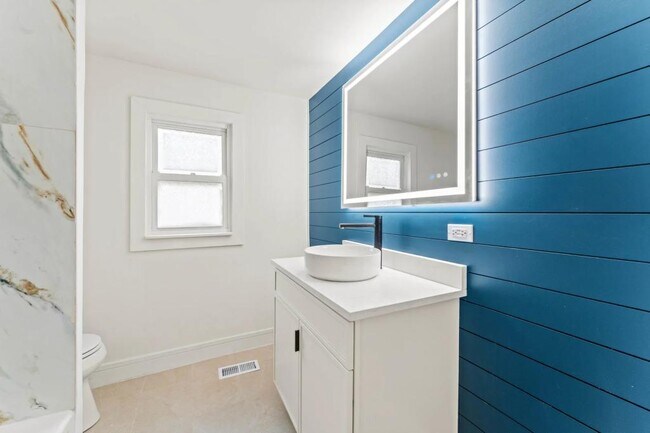 Building Photo - 18241 Ridgewood Ave