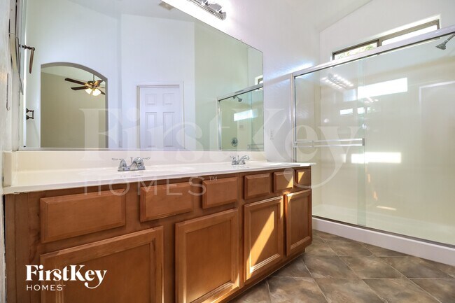 Building Photo - 5411 S Dove Hollow