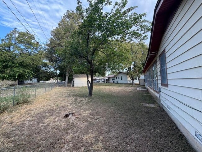 Building Photo - 2812 Live Oak Dr