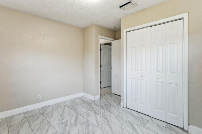 Building Photo - 2748 SW 46th Ct