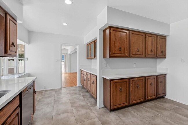 Building Photo - Wood Streets Home