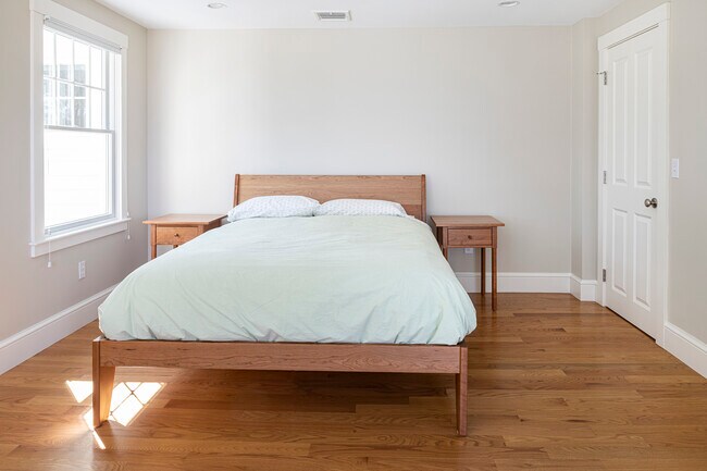 Building Photo - 2 Oak Knoll Rd