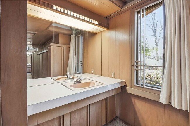 Building Photo - 951 Pembroke Rd