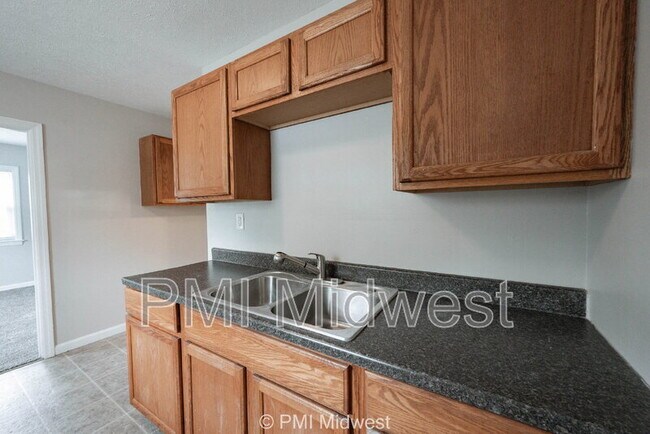Building Photo - 1615 E Southport Rd