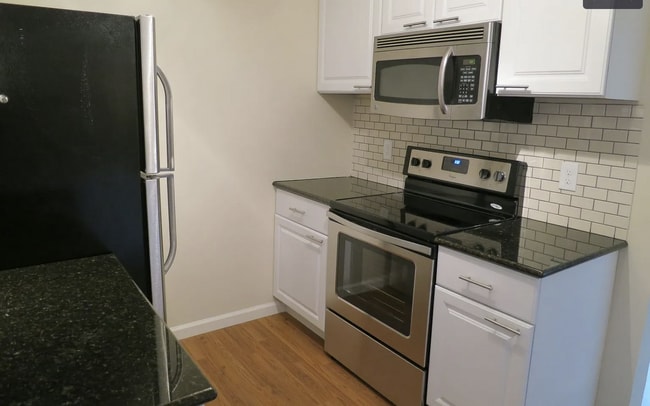 Building Photo - Beautiful 2B/2B Apartment Available Now! HALF OFF FIRST MONTHS RENT