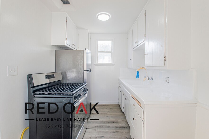 Building Photo - 820 S Gramercy Pl