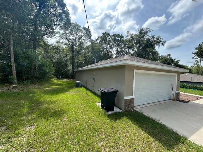 Building Photo - Rainbow Acres 3/2 Large Lot and Garage