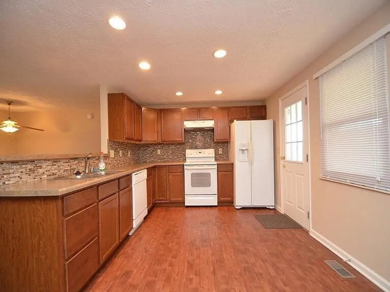 Building Photo - 7696 Devonwood Dr