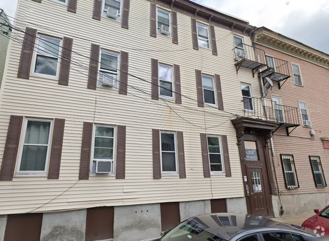 Building Photo - 218 W 8th St