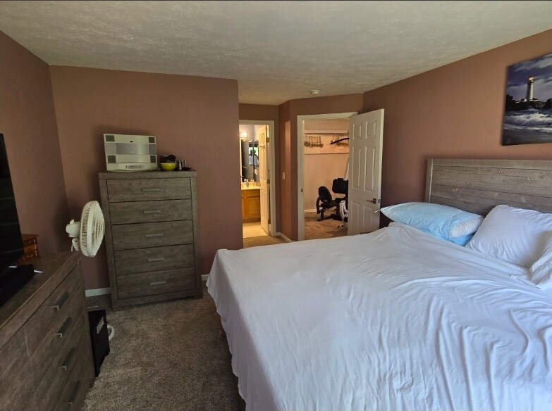Master bedroom - 240 Legends Creek Pl