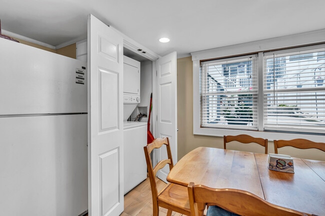 Building Photo - 418 1st Ave