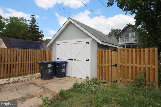 Building Photo - 2417 Otis St NE