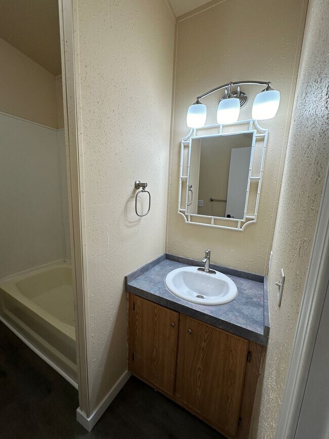 Building Photo - 3 Bedroom 2 Bath Home Available Now