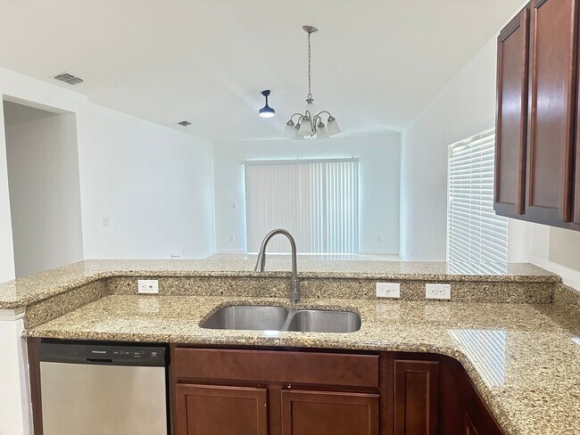 Building Photo - 477 Kestrel Dr