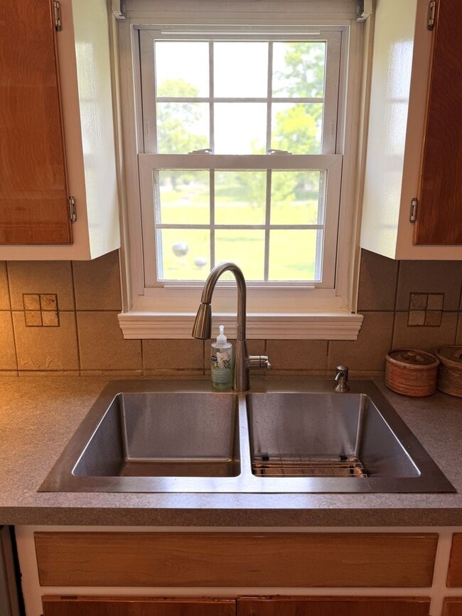 Building Photo - Hilltop Charm in Floyds Knobs – Spacious All-Brick Beauty with Room to Grow!