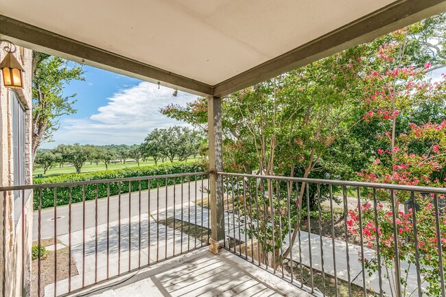 Building Photo - 2-BEDROOM UPSTAIRS DUPLEX OVERLOOKING SAN ...