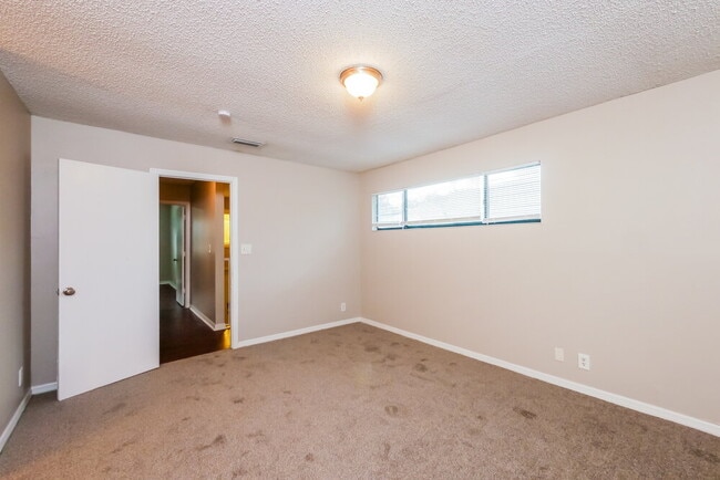 Building Photo - 10610 La Placida Dr