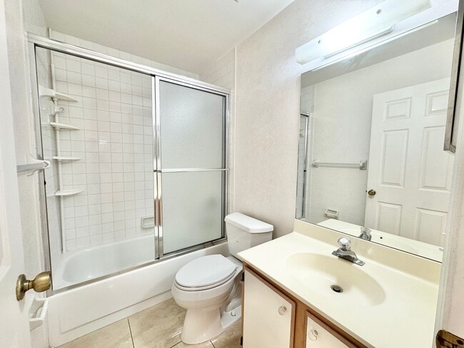 Building Photo - ** NEWCASTLE ** BERKSHIRE LAKES ** 3 BED /...