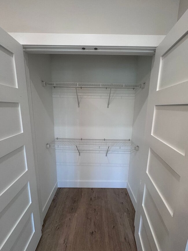 Building Photo - Trendy Urban Loft