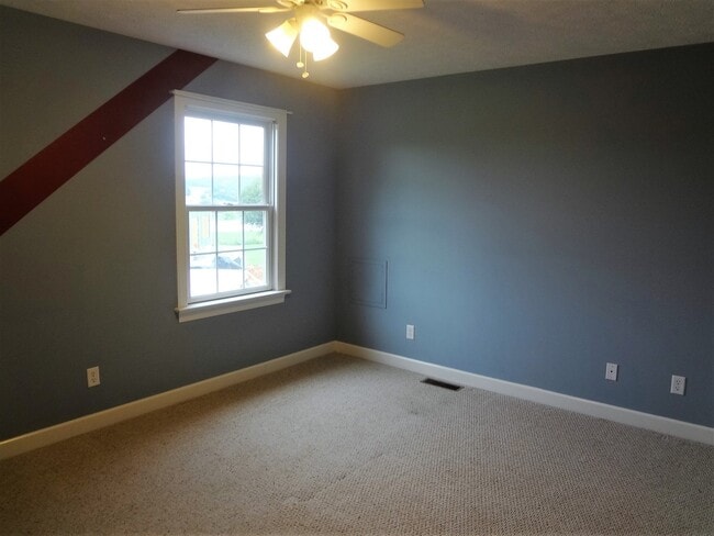 Building Photo - Spacious Detached Home in Great Location a...