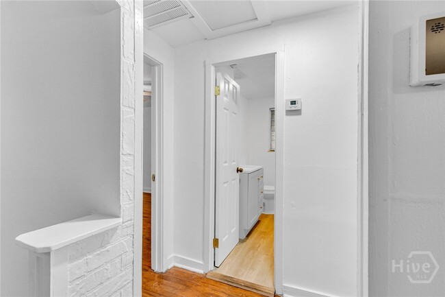 Building Photo - 819 W 51st St