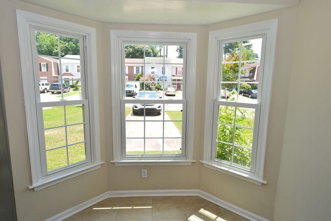 Building Photo - Great Neck!