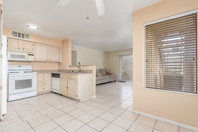 Building Photo - First Floor Condo 2-Bedrooms 2-Bathrooms!