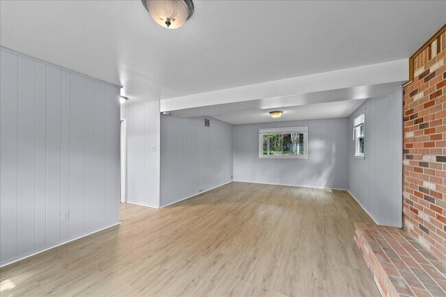 Building Photo - "Spacious 5-Bed Home with Granite Accents ...