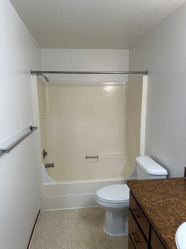 Building Photo - 2 bedroom 1.5 bathroom duplex in quiet Thu...