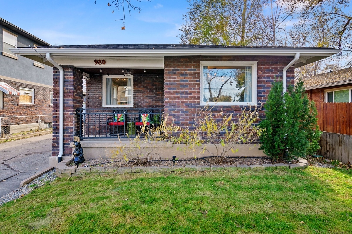 Building Photo - 980 E Bryan Ave