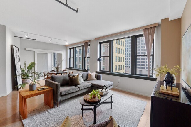 Building Photo - 915 Olive St