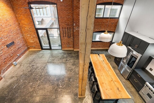 Building Photo - Gorgeous Fully Furnished Condo in Downtown...