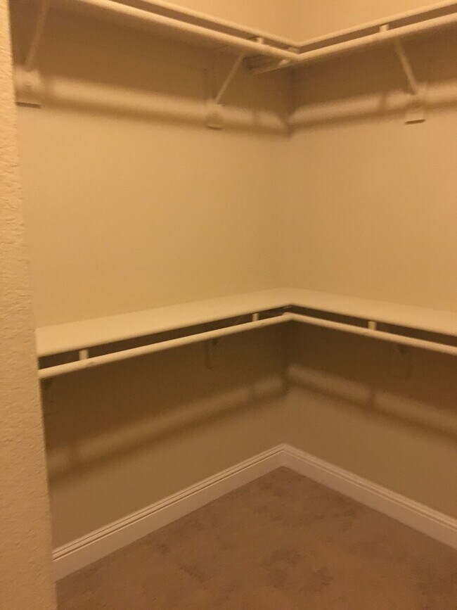 Building Photo - Gorgeous Folsom Home close to shopping,schools, and more!