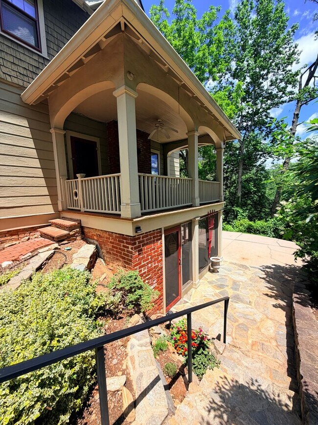 Building Photo - Great Montford location, Partially Furnished Studio Apartment, Utilities Included!