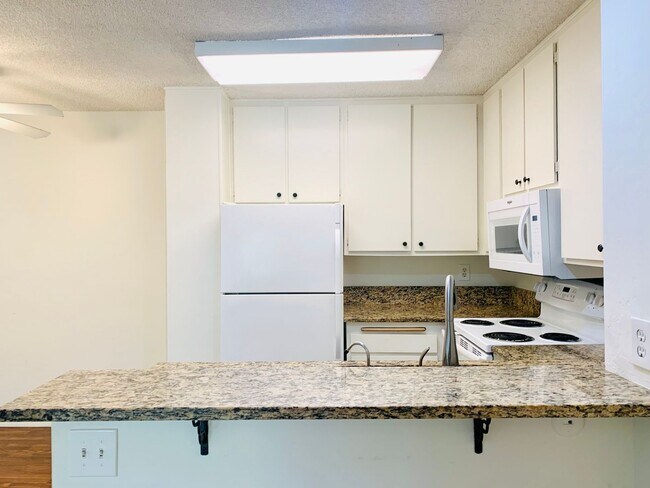 Building Photo - TOP FLOOR 1BD/1BA CONDO AVAILABLE AT THE PLAZA IN PACIFIC BEACH - $2,495/mo