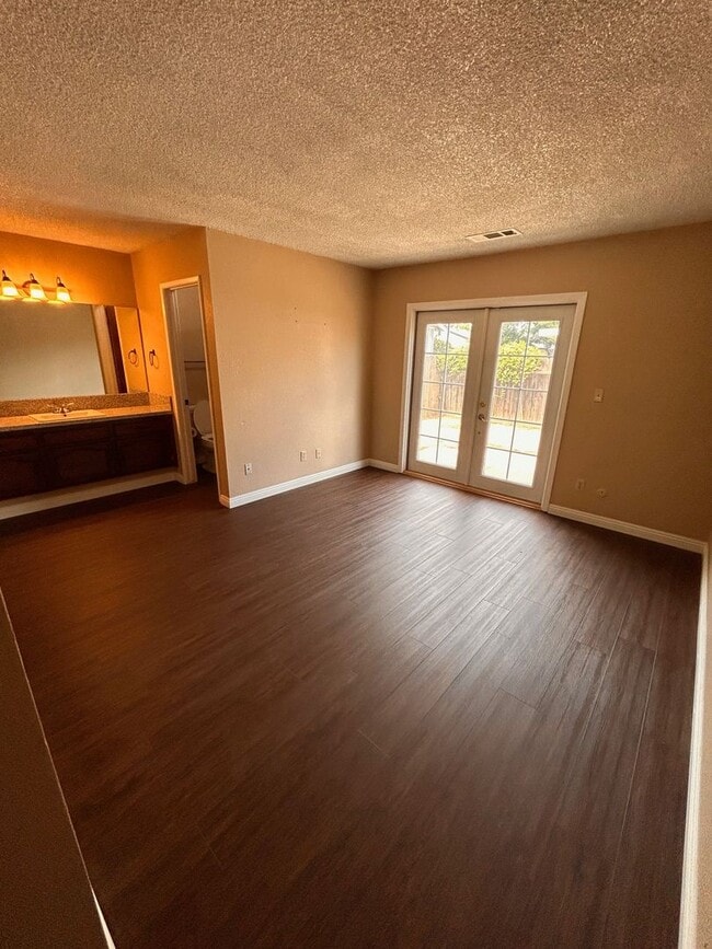 Building Photo - Cute home for rent in Tulare